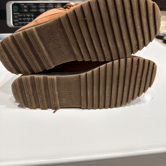 Vionic boots - Picture 7 of 7